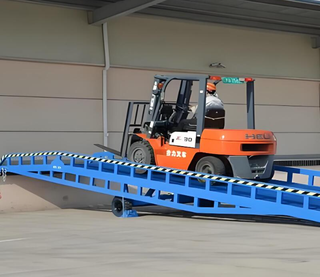 东至移动式卸货平台（叉车用）